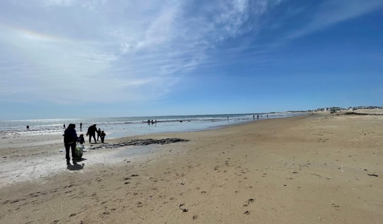 Seaman Paper Company Volunteers Cleaning Hampton Beach